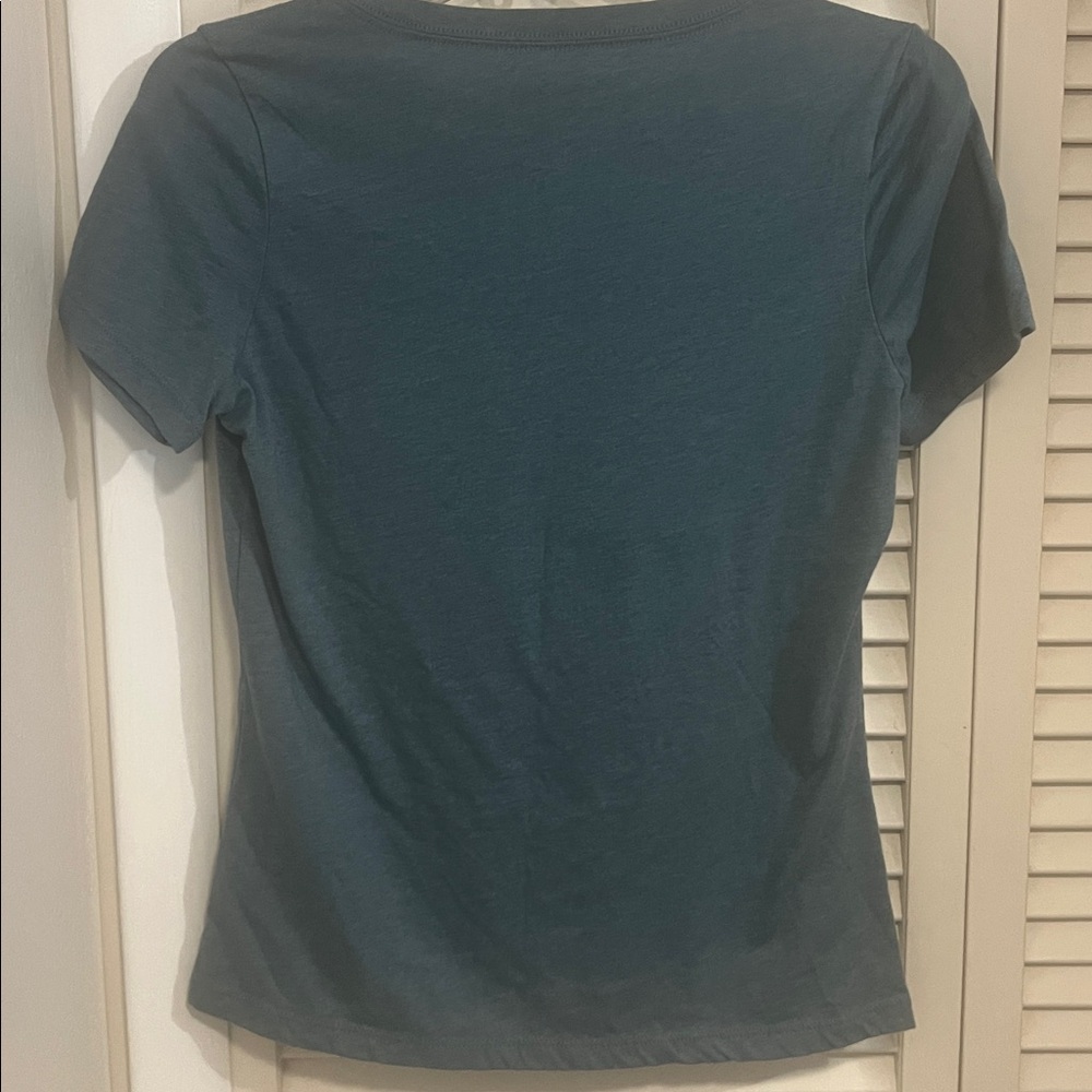 Manitou Incline Women’s Medium Blue V-Neck T-Shirt with Mountain Graphic - Picture 3 of 4